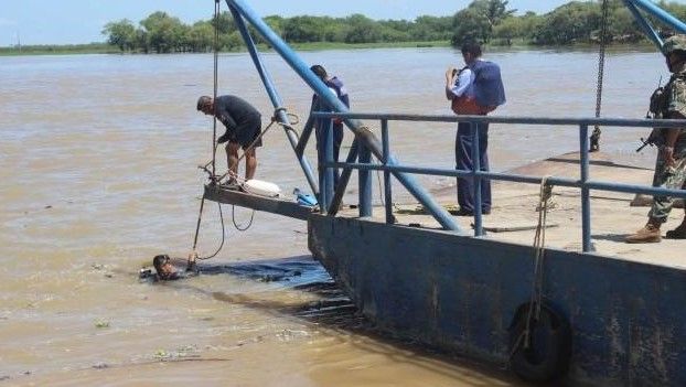 Desaparecido conductor de camioneta que se hundió en Tabasco
