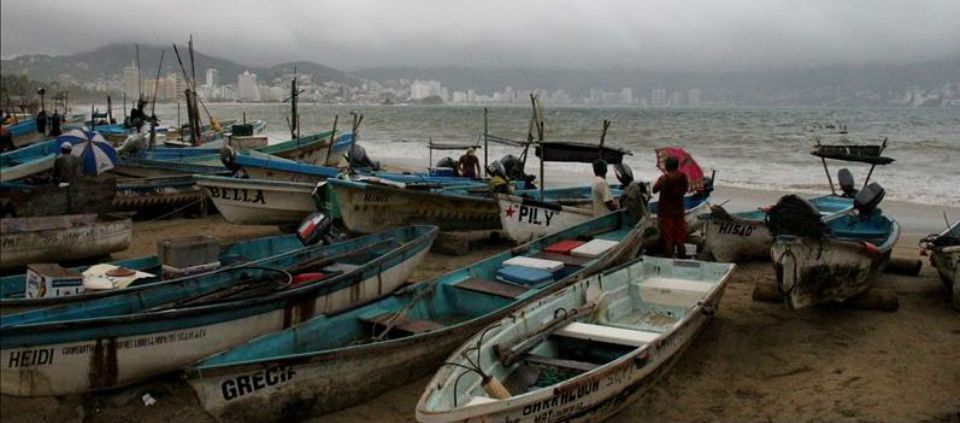 Rescatan vivo a pescador extraviado en Guerrero