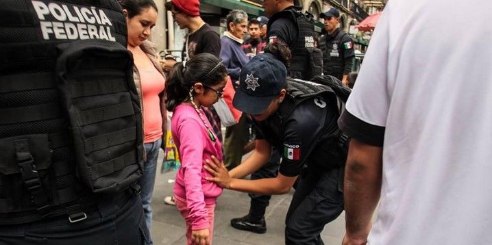 Policía Federal revisa a niños en el Zócalo