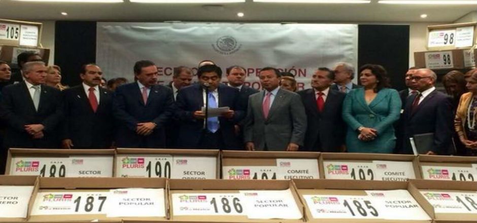 PRI entrega al Senado firmas de consulta de pluris