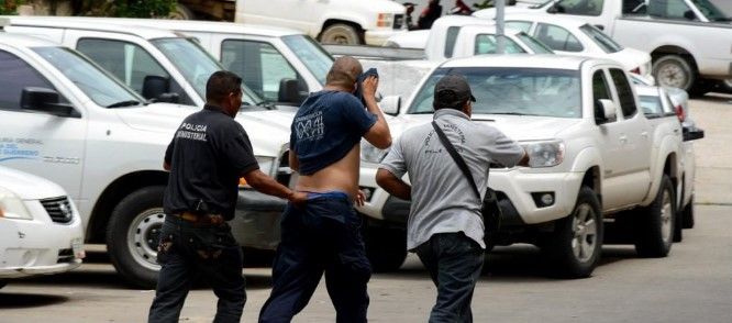 Trasladan a los 22 policías detenidos al CERESO de Acapulco