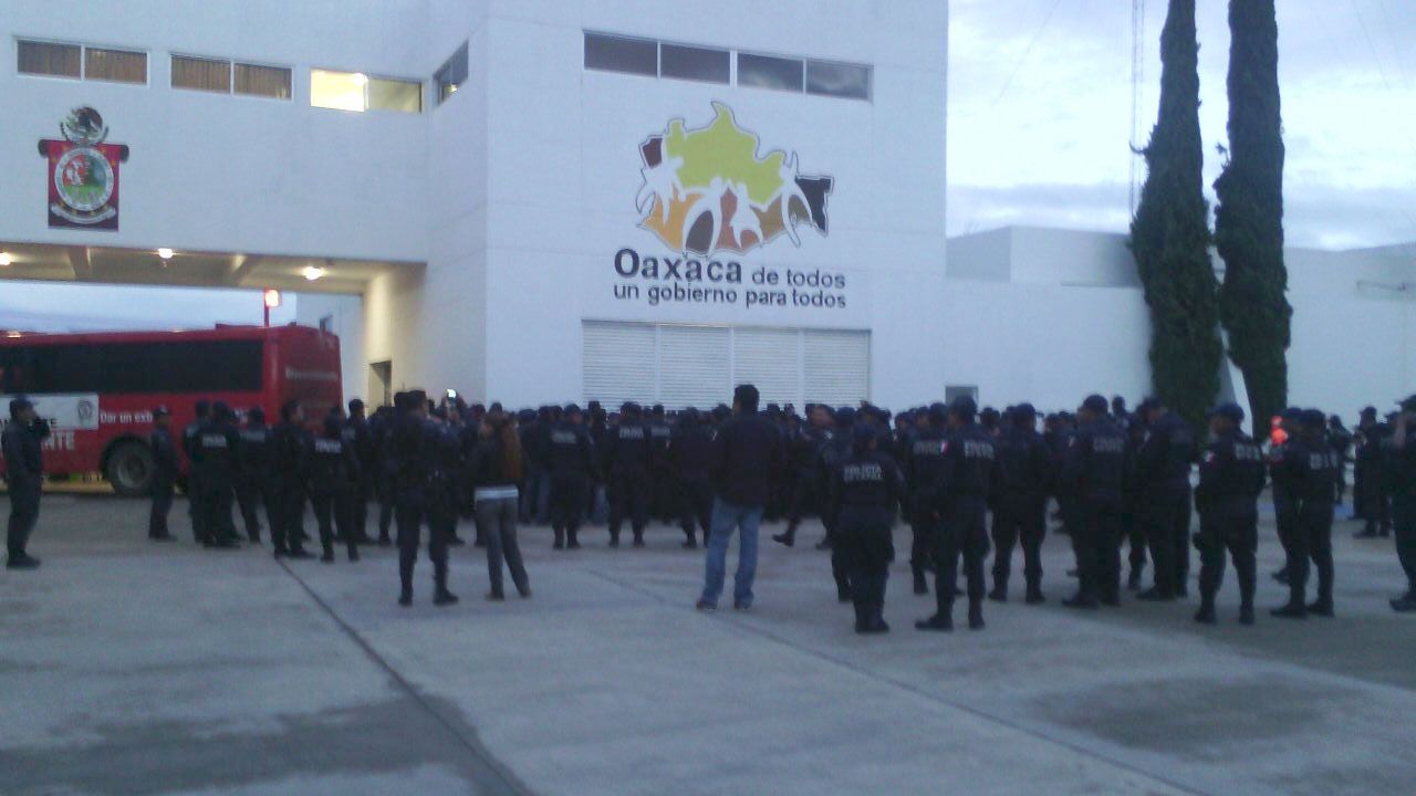Con paro, piden policías de Oaxaca renuncia de secretario de Seguridad