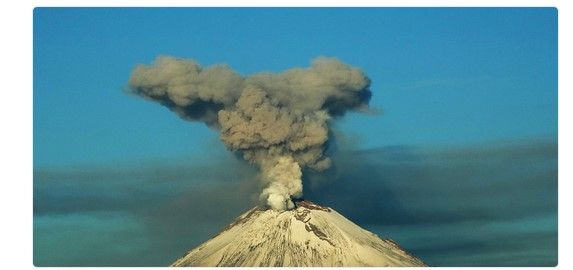 Intensa exhalación del Popocatépetl