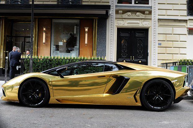 Un Lamborghini de oro recorre las calles de París Un Lamborghini de oro recorre las calles de París