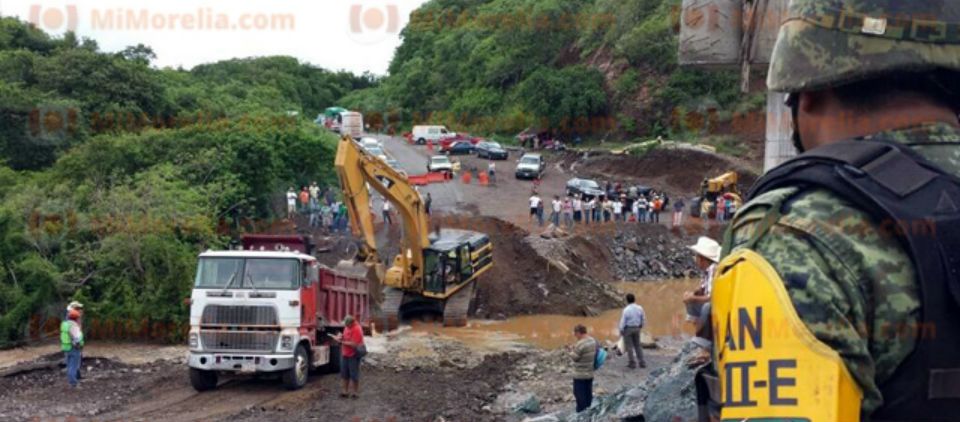 Colapsa puente por lluvias en Michoacán