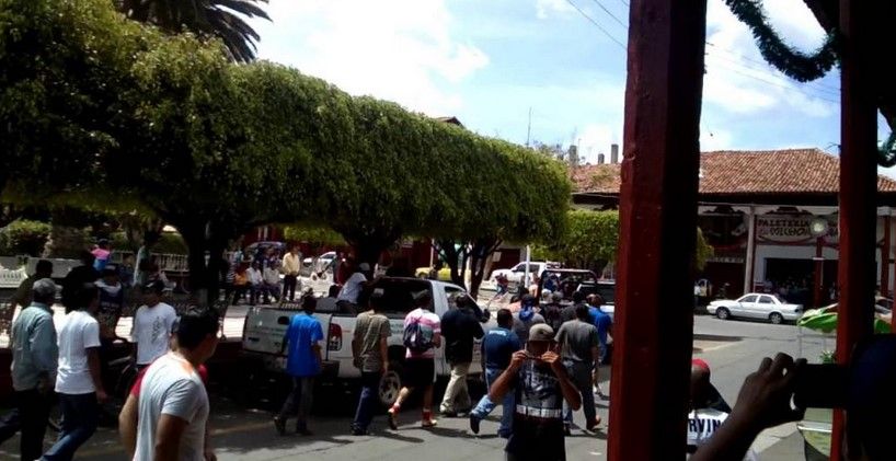 Policías hieren a 3 en manifestación de Michoacán Policías hieren a 3 en manifestación de Michoacán