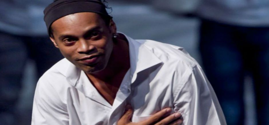 Piden castigos ejemplares contra las expresiones racistas a Ronaldihno Piden castigos ejemplares contra las expresiones racistas a Ronaldihno