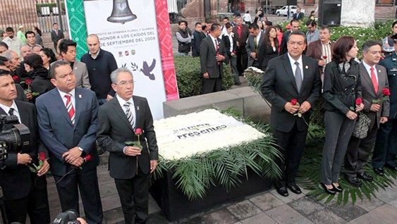 Recuerdan con ofrenda a víctimas de granadazos en Morelia