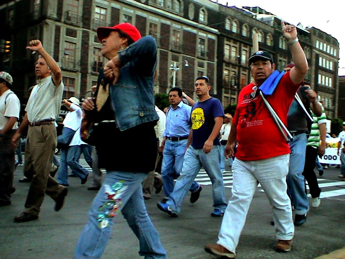 Manifestantes armados toman Zócalo de Oaxaca