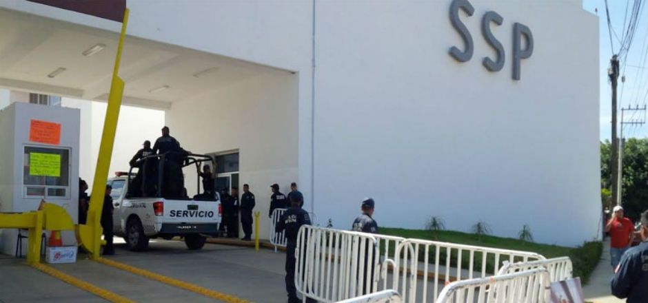 Cumple tres días el paro de la Policía Estatal en Oaxaca Cumple tres días el paro de la Policía Estatal en Oaxaca