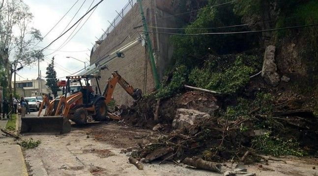 Continúa cerrada calle en Tecamachalco por derrumbe