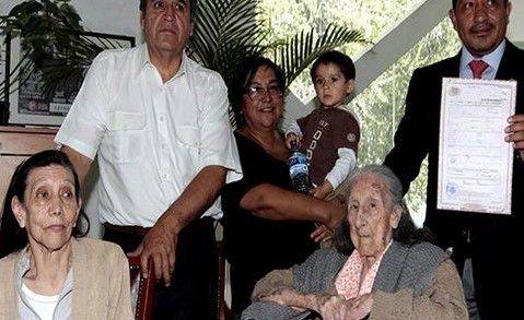 Obtiene primer acta de nacimiento a los 101 años