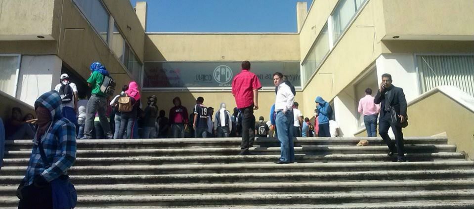 Normalistas irrumpen en oficinas del PRI en Michoacán