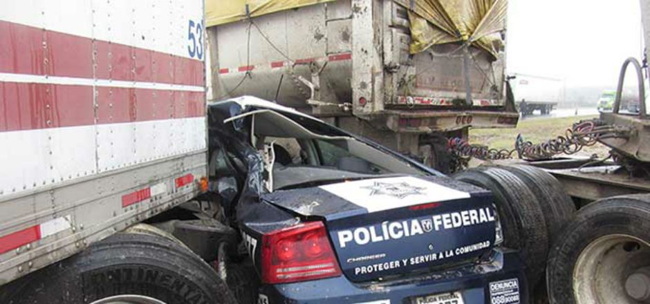 Doble accidente deja un muerto y dos federales heridos