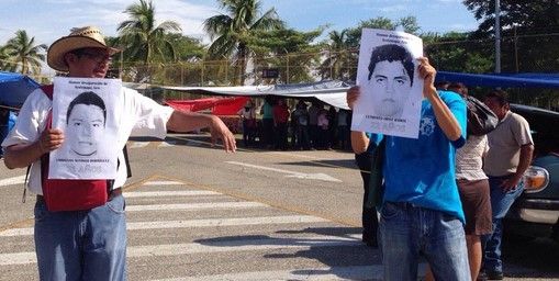 Normalistas cierran aeropuerto de Puerto Escondido