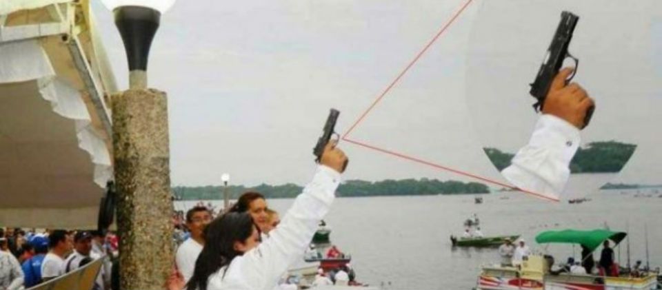 Alcaldesa de Chiapas dispara arma en torneo de pesca Alcaldesa de Chiapas dispara arma en torneo de pesca