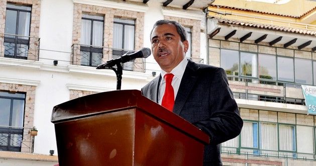 Alcalde de Uruapan reparte manual para vitorearlo Alcalde de Uruapan reparte manual para vitorearlo