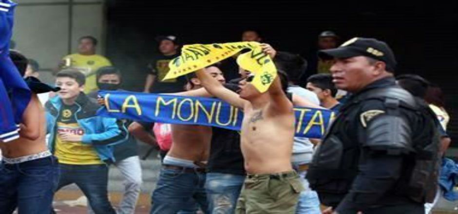 Se enfrentan aficionados de Cruz Azul y América