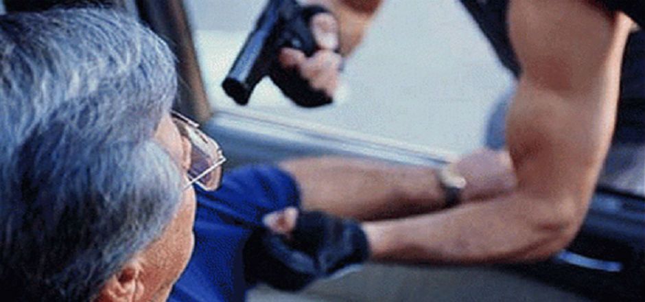 Pasajero enfrenta a asaltantes y mata a uno de ellos Pasajero enfrenta a asaltantes y mata a uno de ellos