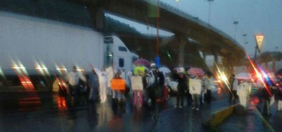 Bloquean autopista México-Querétaro