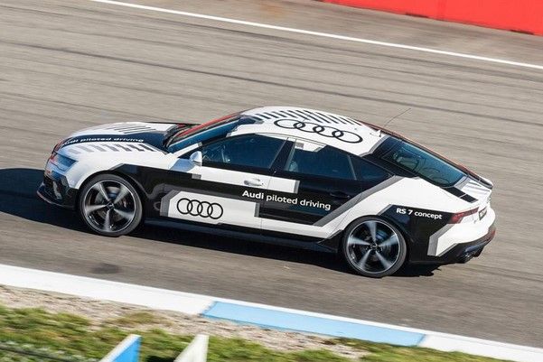 Presentan auto sin conductor que corre a 240 km/h Presentan auto sin conductor que corre a 240 km/h