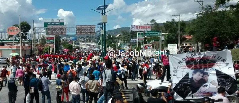 Bloqueo indefinido en Autopista del Sol por normalistas