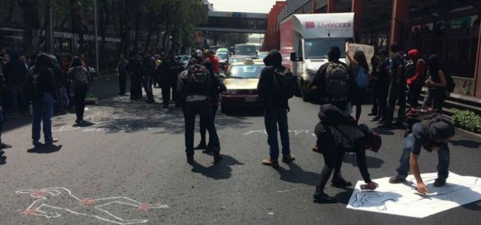 Encapuchados bloquean calzada de Tlalpan Encapuchados bloquean calzada de Tlalpan