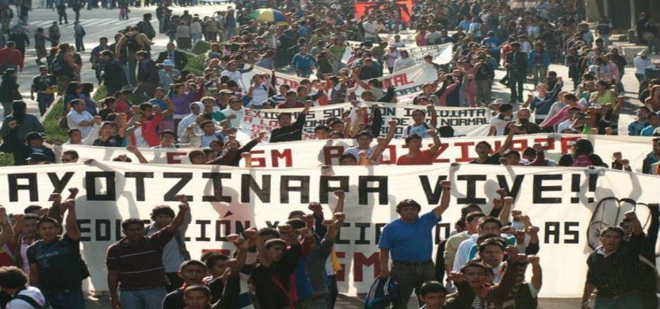 Normalistas de Ayotzinapa toman radiodifusoras de Chilpancingo