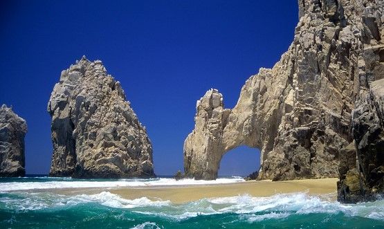 Baja California Sur de pie celebrando sus 40 años