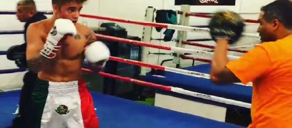 Justin Bieber entrena con pantaloncillo tricolor