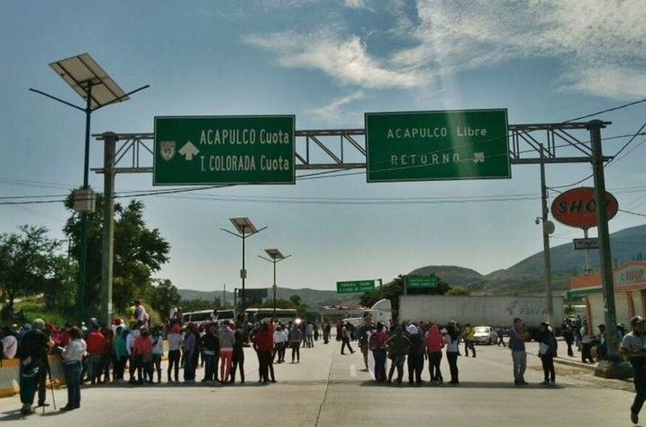 Normalistas cierran acceso a Autopista del Sol