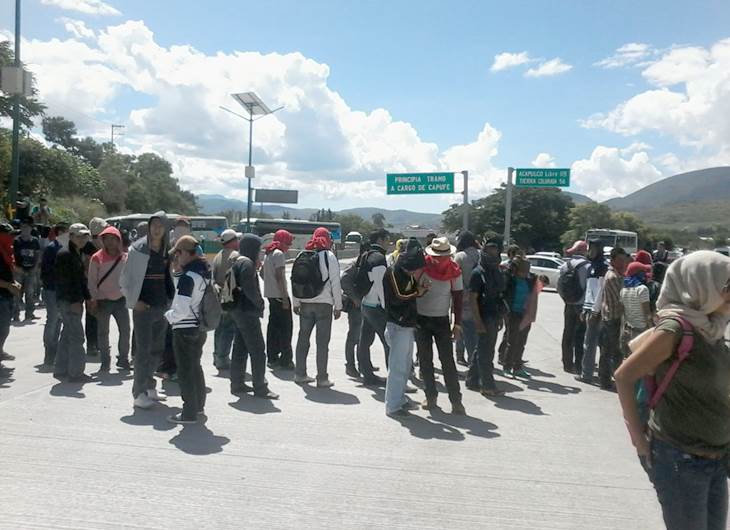 Normalistas dejan libre Autopista del Sol Normalistas dejan libre Autopista del Sol
