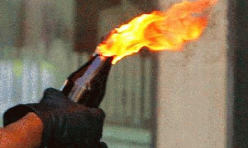 Lanzan bombas molotov en CU Lanzan bombas molotov en CU