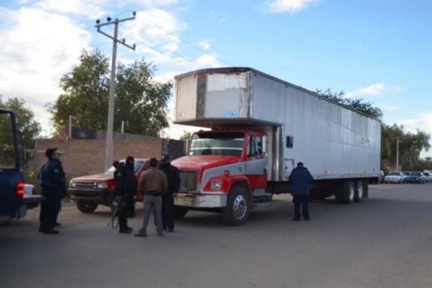 Encuentran camión robado con13 toneladas de bebidas alcohólicas