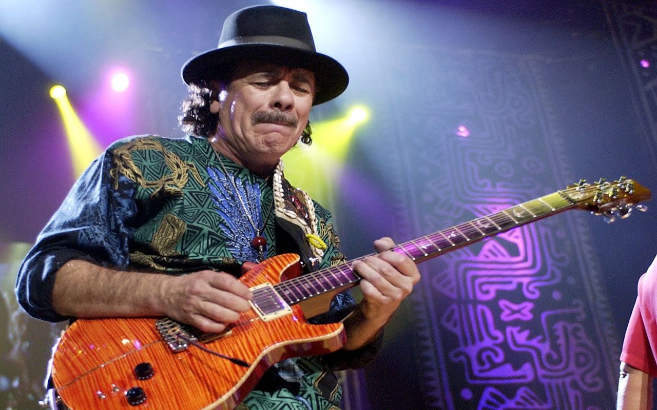 Carlos Santana y Pitbull actuarán juntos en el Grammy Latino