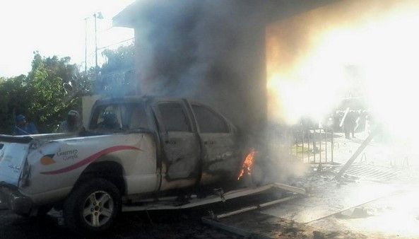 Normalistas y CETEG se enfrentan con policías en Casa Guerrero