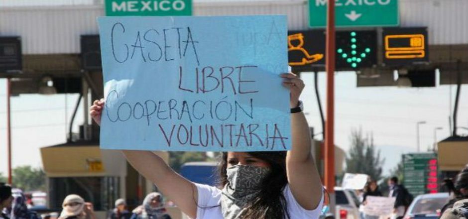 Estudiantes dejan el paso libre en tres casetas de cobro