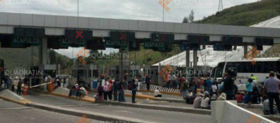 Maestros toman caseta de la Autopista del Sol Maestros toman caseta de la Autopista del Sol
