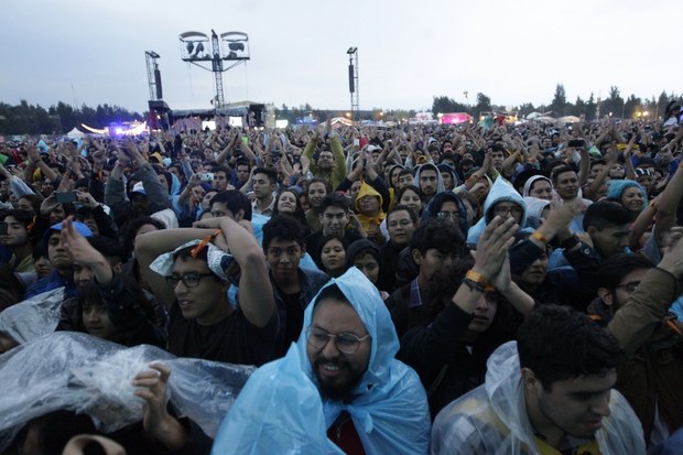 Inicia segundo día de Corona Capital con intensa lluvia Inicia segundo día de Corona Capital con intensa lluvia