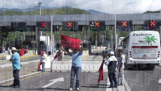 Maestros de Guerrero toman caseta en Autopista del Sol Maestros de Guerrero toman caseta en Autopista del Sol