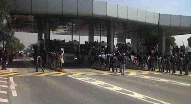 Universitarios de Chapingo toman caseta México – Texcoco