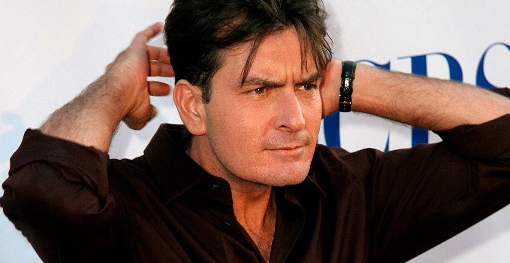 Demandan a Charlie Sheen por golpear en el pecho a dentista Demandan a Charlie Sheen por golpear en el pecho a dentista