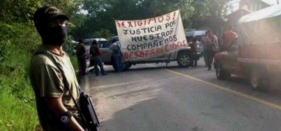 Policías Comunitarios bloquean carreteras en Guerrero Policías Comunitarios bloquean carreteras en Guerrero