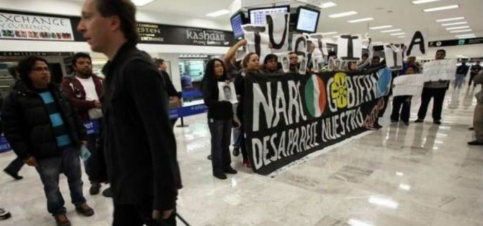 Se manifiestan por normalistas en el AICM