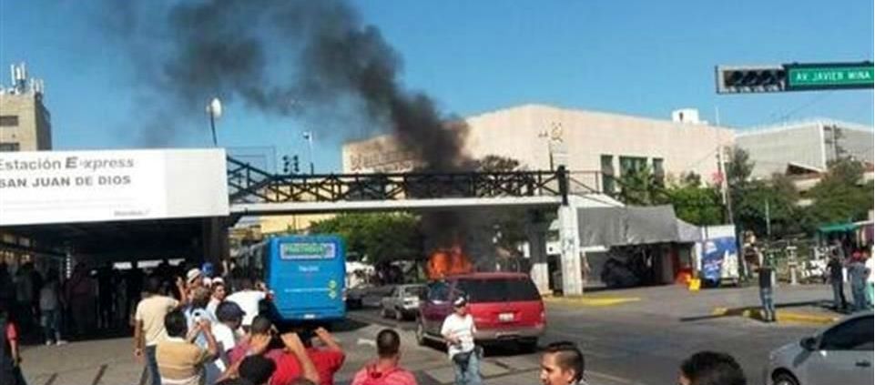 Disturbios entre comerciantes y policías en Guadalajara