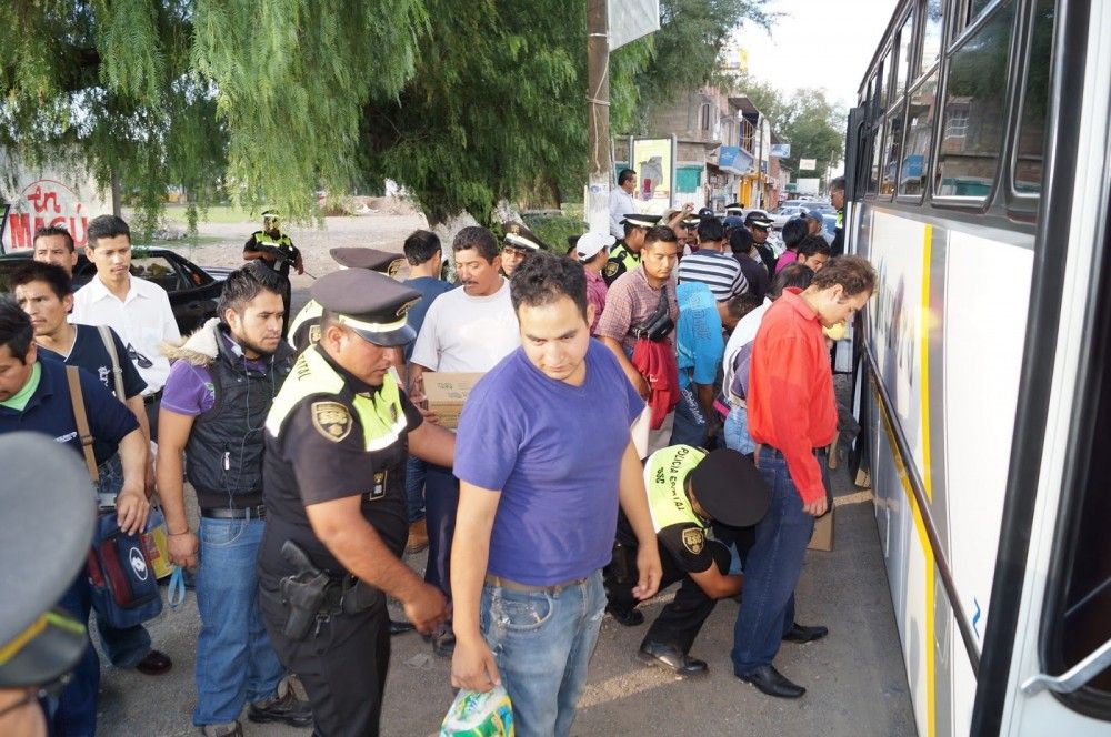 Conductores de transporte público revisan a usuarios para evitar asaltos Conductores de transporte público revisan a usuarios para evitar asaltos