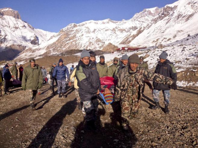 Mueren 29 excursionistas por avalancha en Nepal