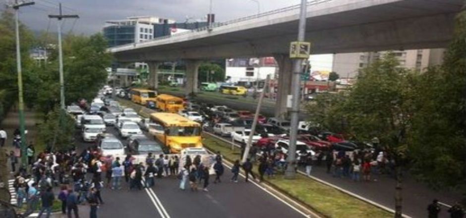 Alumnos de la ENAH cierran Periférico Sur