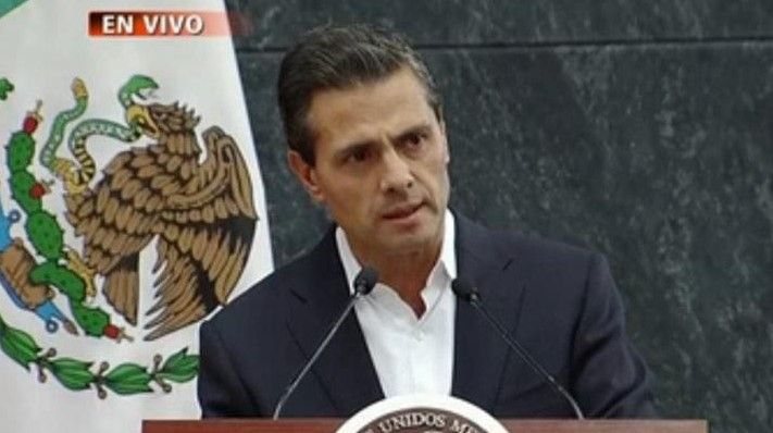 Firma EPN pliego petitorio de familiares de normalistas desaparecidos