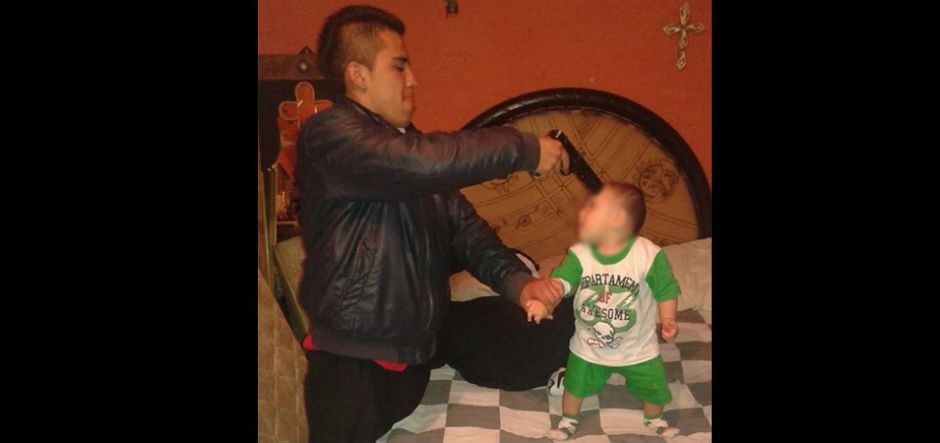 Pide disculpas por apuntar a bebé